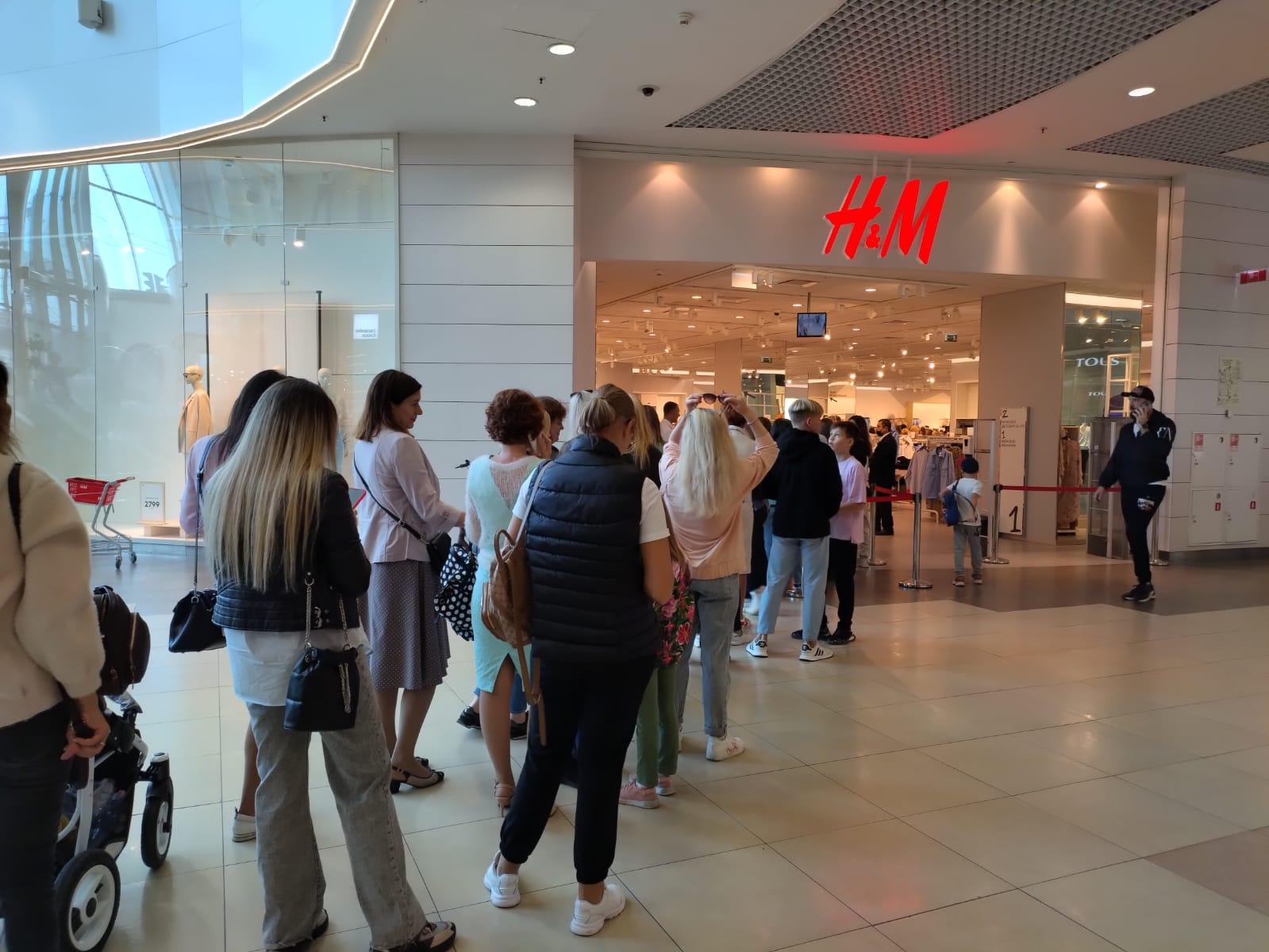 Фото Толпы покупателей выстроились у магазина H&M в Новосибирске 3